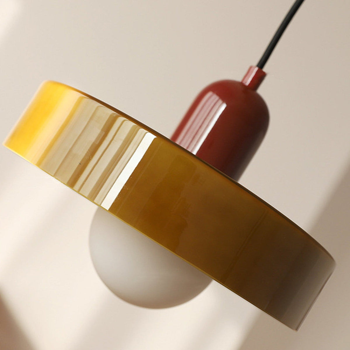 Bauhaus hanglamp van gekleurd glas