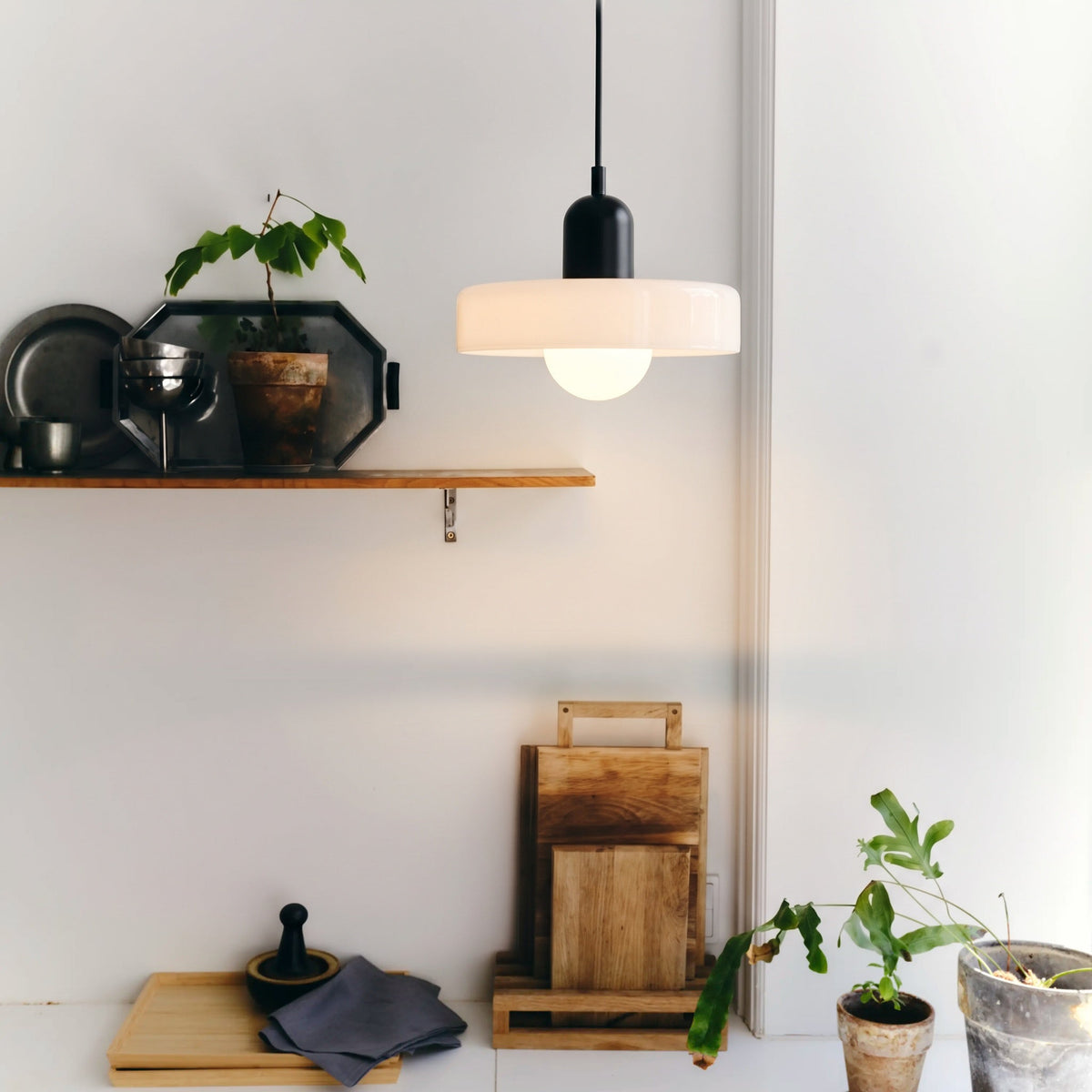 Bauhaus hanglamp van gekleurd glas
