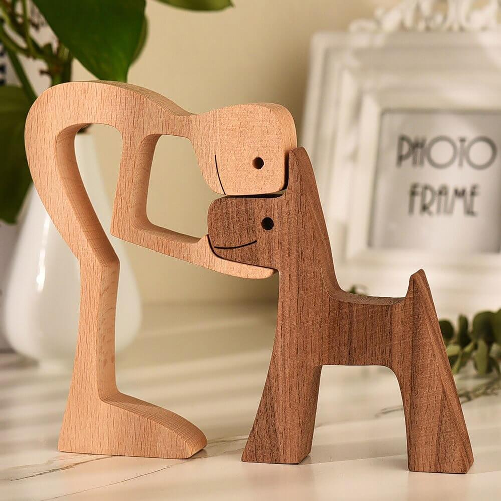 Træskulptur af person med hund, minimalistisk boligdekoration - Mand med hund - house & garden - {{ product_tags }