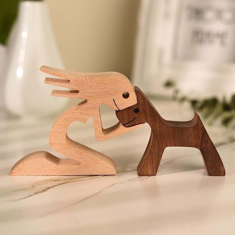 Træskulptur af person med hund, minimalistisk boligdekoration - Kvinde med hund - house & garden - {{ product_tags }
