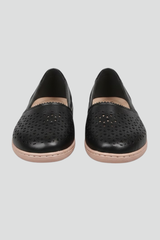 Kvinders hverdagsko med udskæringer og robust sål