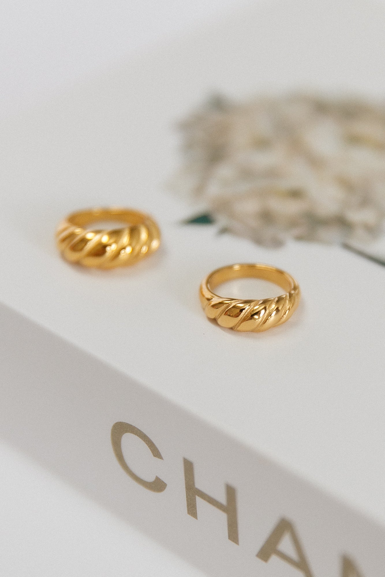 Women's Titanium Ring with Twisted Design in Gold - View 2.0 | Roselva