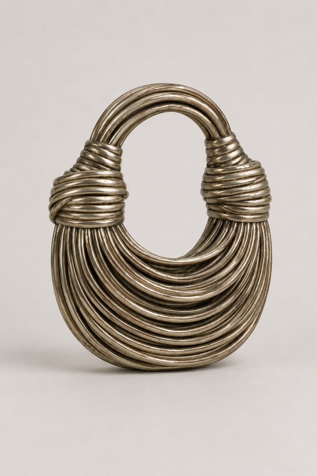 Geantă sculpturală semilună cu mâner în formă de buclă răsucită  