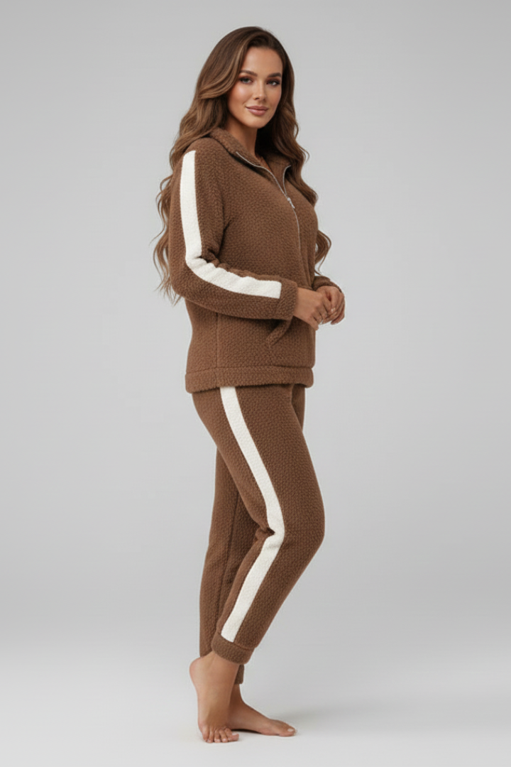 Women's Pyjama Set with Loose Fit and Classic Style in Brown - View 3.0 | Roselva