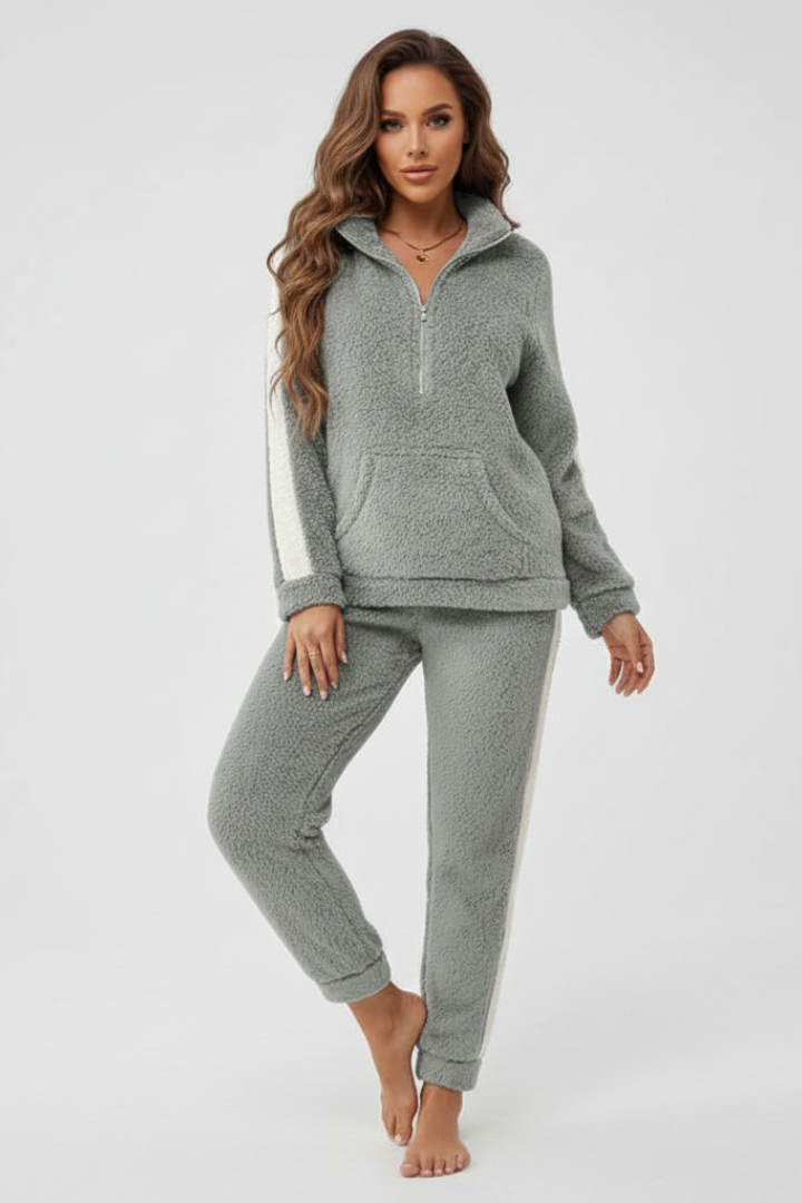 Women's Pyjama Set with Loose Fit and Classic Style in Brown - View 7.0 | Roselva