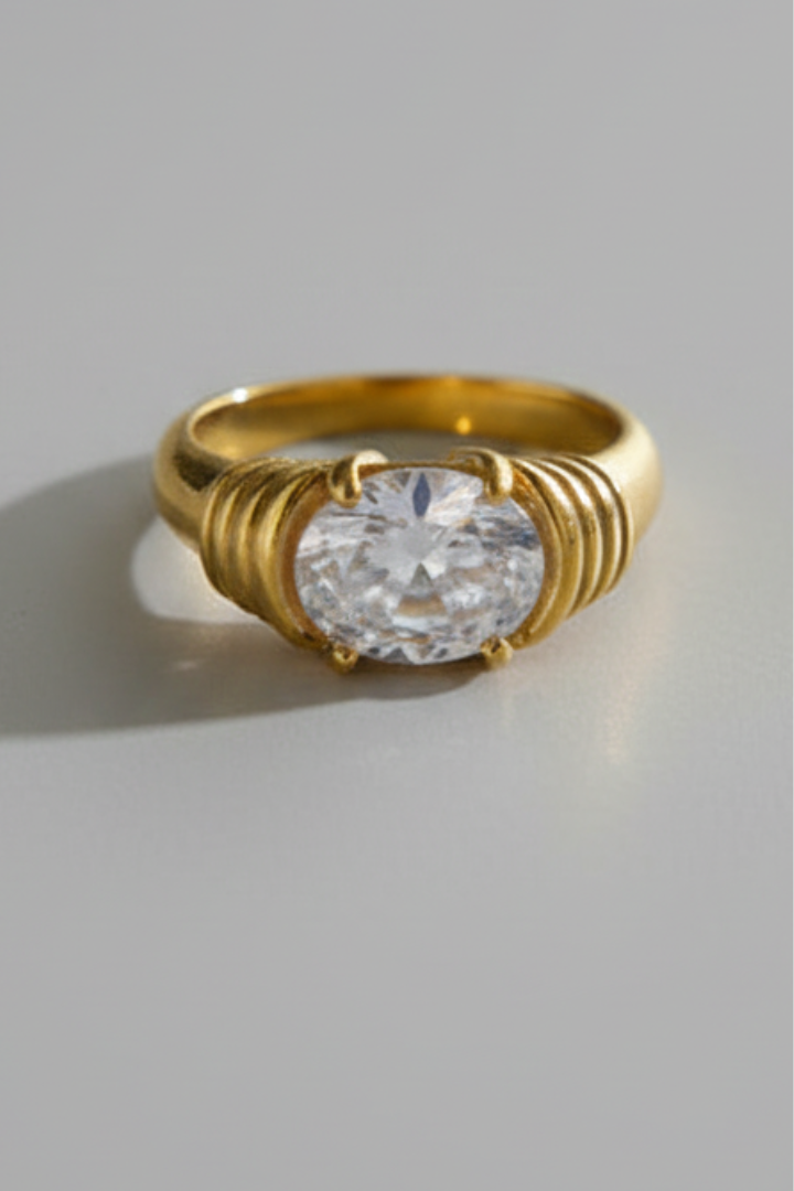 Women's Ring with Central Stone and Wrapped Detail in Gold | Roselva