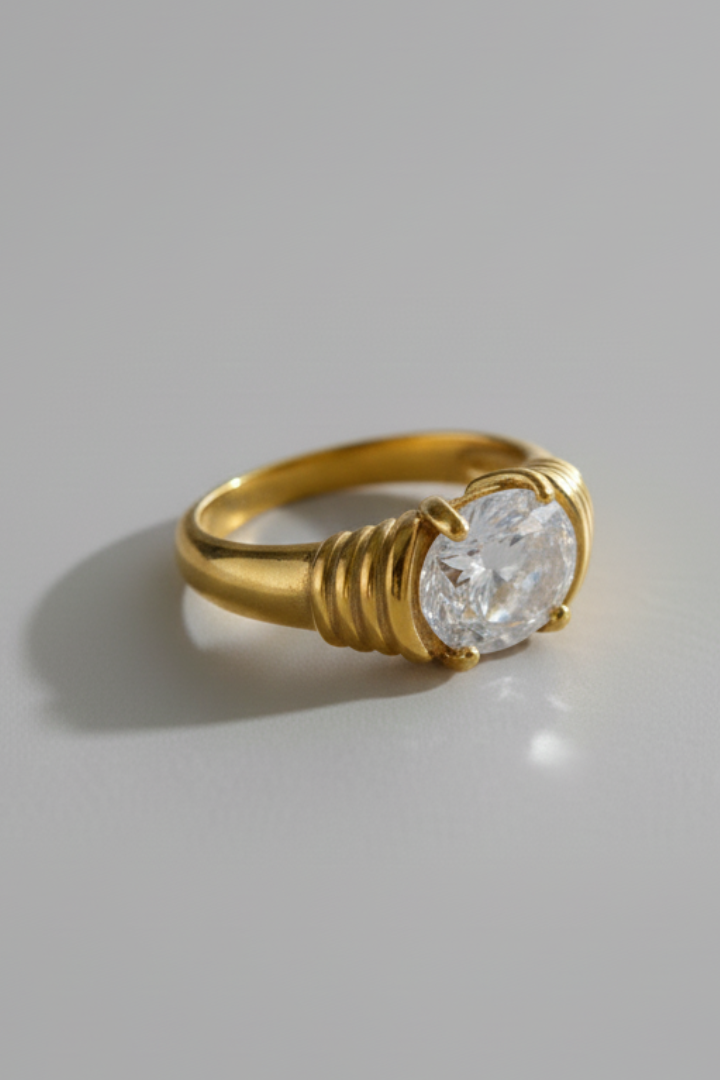 Women's Ring with Central Stone and Wrapped Detail in Gold - View 2.0 | Roselva