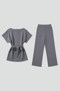 Kvinders jumpsuit med korte ærmer og taljebånd
