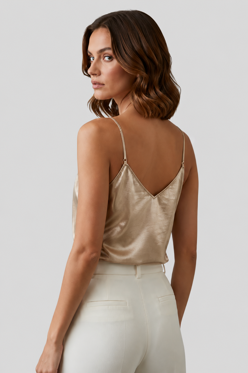 Top de mujer con cuello de pico y tirantes finos