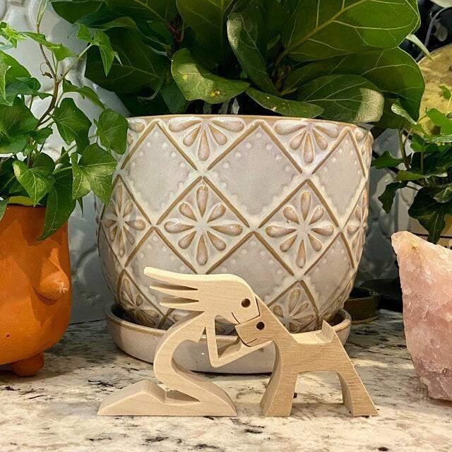 Træskulptur af person med hund, minimalistisk boligdekoration - - house & garden - {{ product_tags }